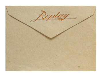 Een enveloppe met het logo van Replay erop.