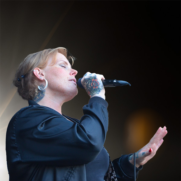 Marja Suponnen, zangeres, zingt een zachte versie van Man in the Mirror.