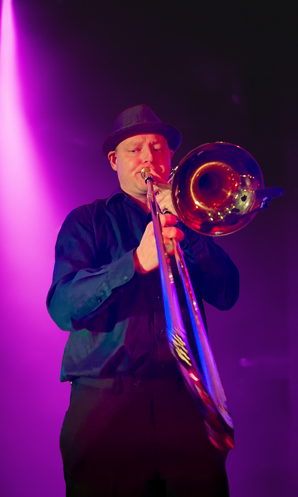 Peter Leroy, trombonist, frontaal gefotografeerd.